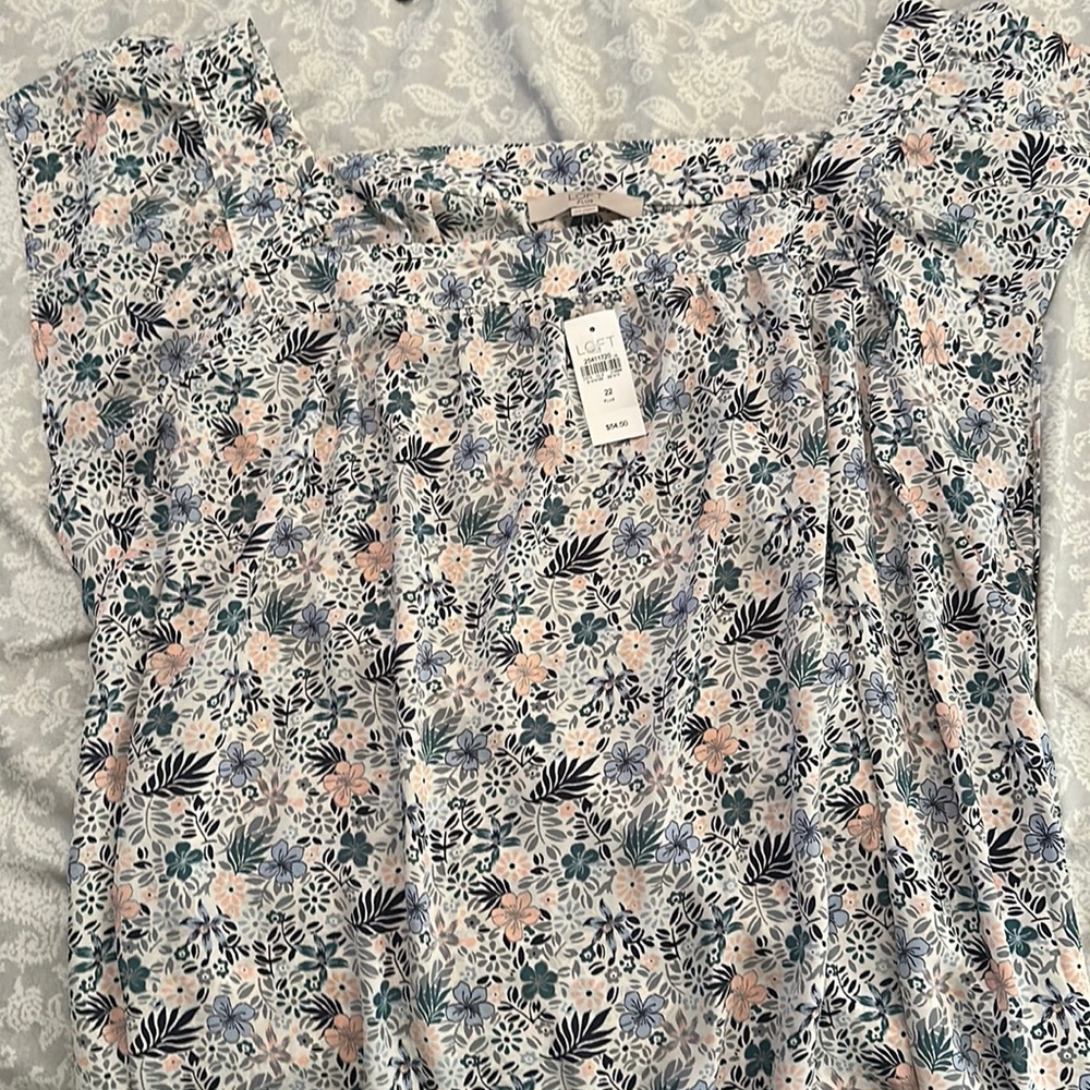 NEW beautiful Loft Plus floral top 💐